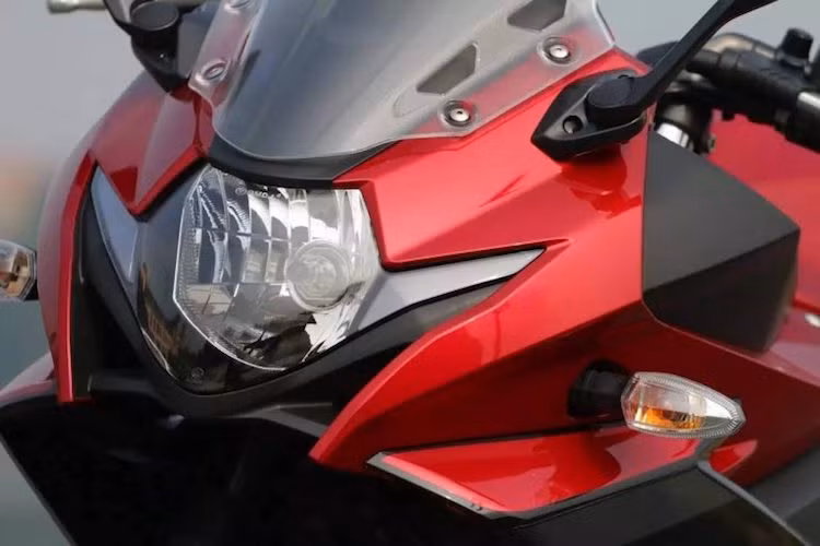 Sở hữu kiểu dáng khí động học và mang đậm ngôn ngữ thiết kế của Suzuki, nhưng GSX-250R đồng thời cũng hoàn toàn khác biệt so với bất kỳ mẫu xe nào trong dòng GSX-R. Chiếc xe nằm ở điểm giữa nét góc cạnh của GSX-R125 và sự mềm mại của GSX-R1000 thế hệ mới. Chi tiết ấn tượng nhất trên xe là cụm đèn trước hình mũi tên với 2 dải đèn demi LED nằm cạnh đèn pha ở chính giữa.