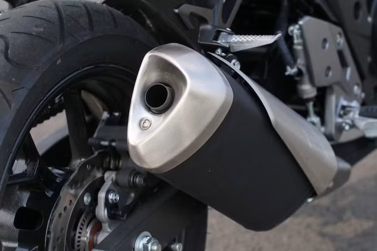 Tuy nhiên khi so với các đối thủ, công suất của GSX-250R khá khiêm tốn, chỉ 24,7 mã lực và mô-men xoắn cực đại 23,3 Nm. Để so sánh, Honda CBR250RR mạnh 34,5 mã lực/28 Nm, Yamaha R25 là 35,5 mã lực/22,1 Nm và Kawasaki Ninja 250 là 32 mã lực/21 Nm.