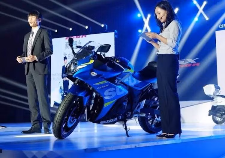 Vào ngày 19/10 vừa qua ở Trung Quốc, Suzuki đã chính thức ra mắt mẫu sportbike tầm trung Suzuki GSX-250R hoàn toàn mới. Như vậy sau Kawasaki Ninja 250, Yamaha R25 và mới đây nhất là Honda CBR250RR, "ông lớn" cuối cùng của ngành công nghiệp môtô Nhật đã nhảy vào phân khúc này.