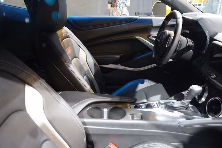 Vốn thường xuyên bị chỉ trích bởi nội thất có vẻ "rẻ tiền" và thiếu tiện nghi trên thế hệ trước, Camaro mới đã được thiết kế lại hoàn toàn bên trong cabin để trở nên sang trọng hơn mà không mất đi sự thể thao. Với những chất liệu như da cao cấp, kim loại bóng bẩy cùng chất lượng hoàn thiện cao hơn, nội thất của Camaro đã trở nên đẳng cấp hơn.