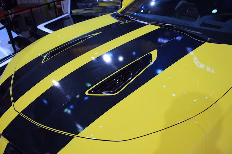 Camaro SS 2016 được trang bị động cơ 6.2L V8 mang mã hiệu LT1, sản sinh công suất tối đa 455 mã lực và mô men xoắn cực đại 617 Nm. LT1 cũng chính là động cơ được trang bị cho siêu xe Corvette C7 xuất hiện tại gian hàng của Chevrolet ở VMS 2015 năm ngoái. Đi kèm với động cơ là hộp số tự động 8 cấp và hệ dẫn động cầu sau.