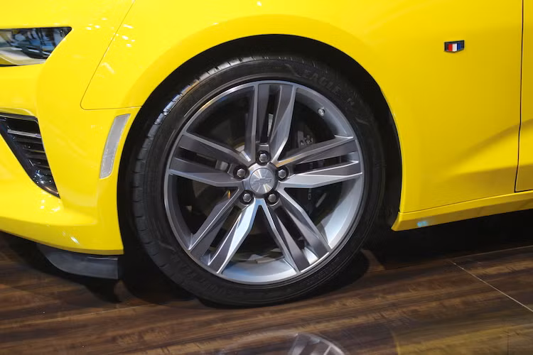 Không chỉ mạnh hơn, khả năng điều khiển của Camaro SS mới đã được chú trọng với hệ thống treo từ tính Magnetic Ride Control với khả năng điều chỉnh tự động theo điều kiện thực tế, hệ thống phanh Brembo, hệ thống lái với 4 chế độ Sport (thể thao), Tour (đường dài), Snow/Ice (đường băng tuyết) và Track (chạy trong sân đua).