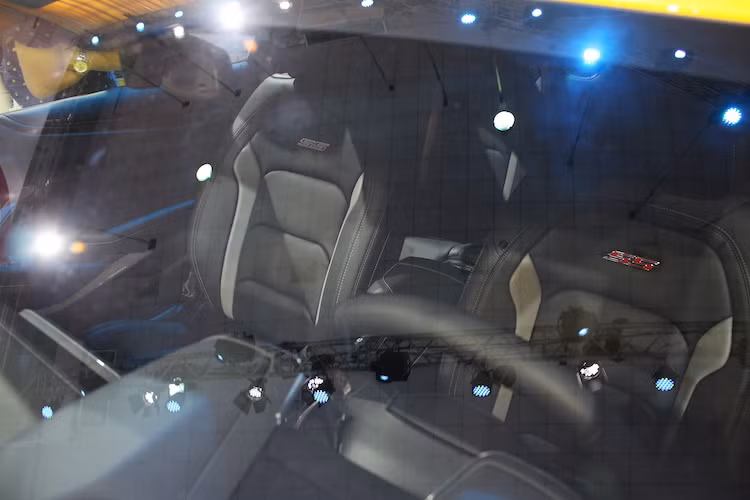 Chiếc Camaro SS được trưng bày tại Việt Nam có nội thất được bọc da 2 tông màu đen và xám, đồng thời có một số điểm đặc biệt hơn các phiên bản bình thường như logo SS gắn trên mỗi ghế ngồi hay các đường chỉ may đầy tinh xảo tới từng chi tiết. Hàng ghế trước của xe có đầy đủ sưởi và thông gió, vô lăng cùng cần số bọc da và hệ thống âm thanh Bose 9 loa cao cấp.