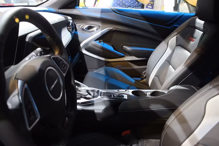 Ngoài ra, các trang bị trong nội thất xe cũng được chú trọng với hệ thống thông tin giải trí Chevrolet MyLink II kèm màn hình 8 inch, có kết nối smartphone qua giao thức Android Auto hay Apple Carplay, định vị vệ tinh, hiển thị thông tin trên kính lái (Head-Up Display), sạc điện thoại thông minh không dây, chìa khóa thông minh, khởi động bằng nút bấm, kết nối Internet tốc độ cao OnStar 4G LTE Wi-Fi...