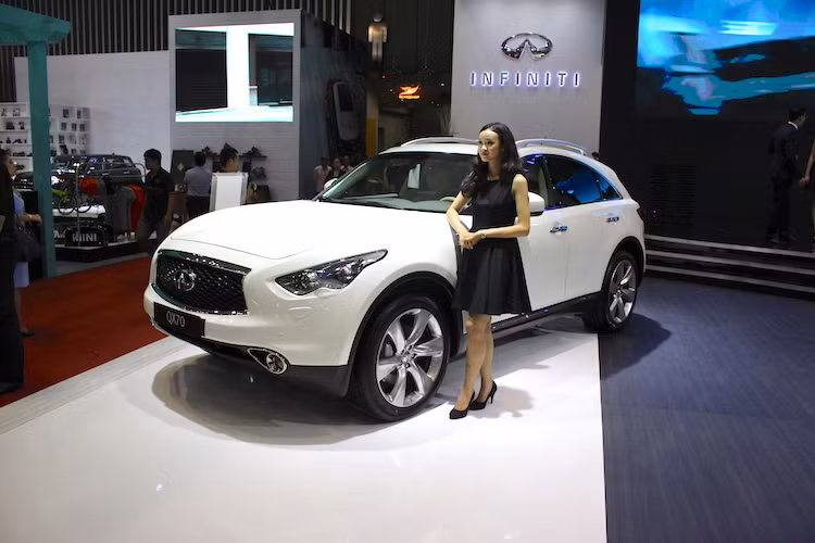 Nằm dưới QX80 là chiếc QX70. Phiên bản Infiniti QX70 được trưng bày tại triển lãm VIMS 2016 là phiên bản limited. Phần đầu xe có thiết kế dài với những mảng bo tròn cùng cụm lưới tản nhiệt dạng nan lưới mới với hệ thống đèn pha được sử dụng công nghệ bi-xenon tạo cảm giác chắc khoẻ, sang trọng. Thân xe với bộ la zăng kích thước 21 inch cùng cụm đèn đuôi dạng LED càng tô thêm vẻ hiện đại của xe.