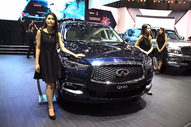 Một trong những mẫu xe ấn tượng được Infiniti giới thiệu tại VIMS 2016 cùng với Infiniti Q60 là phiên bản nâng cấp giữa vòng đời của mẫu crossover 7 chỗ Infiniti QX60, đánh dấu một bước ngoặt phát triển vượt bậc về thiết kế của Infiniti với nhiều đường nét thiết kế mới làm tôn lên vẻ mạnh mẽ, thể thao, đậm chất sang trọng cùng đầy đủ các trang bị tiện nghi hiện đại.