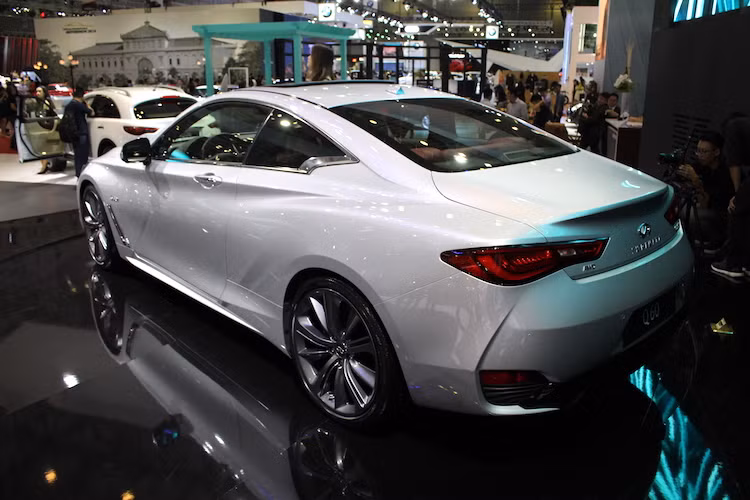 Infiniti Q60 mới sử dụng động cơ V6 2.0L Twin-Turbo mới, có tên mã “VR30DDTT” trong nhóm động cơ “VR” cùng họ với siêu xe "đình đám" GT-R R35, thay thế cho “VQ” đã nhận được nhiều danh hiệu khi bắt đầu trang bị trên xe Infiniti từ năm 1994. Động cơ này có công suất 400 mã lực và mô-men xoắn 475Nm, giúp xe tăng tốc từ 0-100 km/h trong 5 giây và tốc độ tối đa 250 km/h.