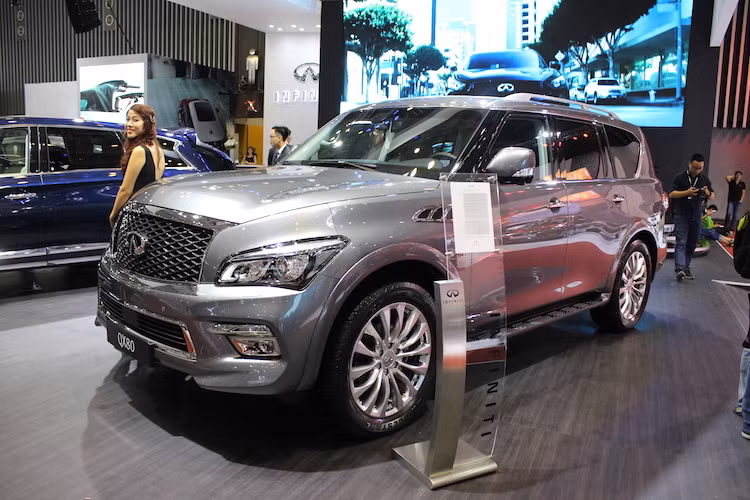 Ngoài Q60, toàn bộ các mẫu xe khác của Infiniti trưng bày tại VIMS đều là các dòng SUV và crossover, cho thấy phần nào chiến lược của hãng tại thị trường Việt Nam. Trong đó, QX80 hiện là mẫu xe cao cấp nhất của hãng. Đây là mẫu SUV hạng sang cỡ lớn với động cơ 5.6l V8 400 mã lực, hướng tới đối thủ chính là Lexus LX570.