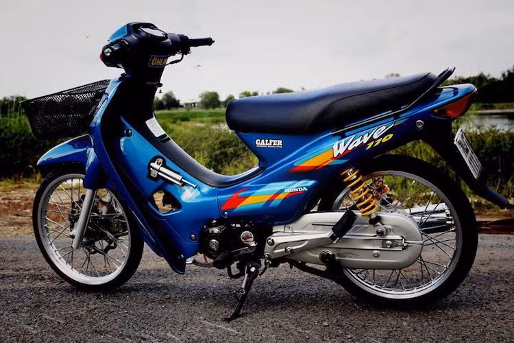 Dù đã có tuổi đời tương đối lâu nhưng cùng với những chiếc Dream, Honda Wave 110 Thái Lan "đời đầu" vẫn thường xuyên được dân chơi Việt độ lại, đặc biệt là theo phong cách độ kiểng. Để khiến chiếc Wave cũ của mình trở nên cuốn hút hơn sau nhiều năm, một biker miền Tây đã "dọn mới" lại chiếc xe, đồng thời trang bị hàng loạt đồ chơi "hàng hiệu".
