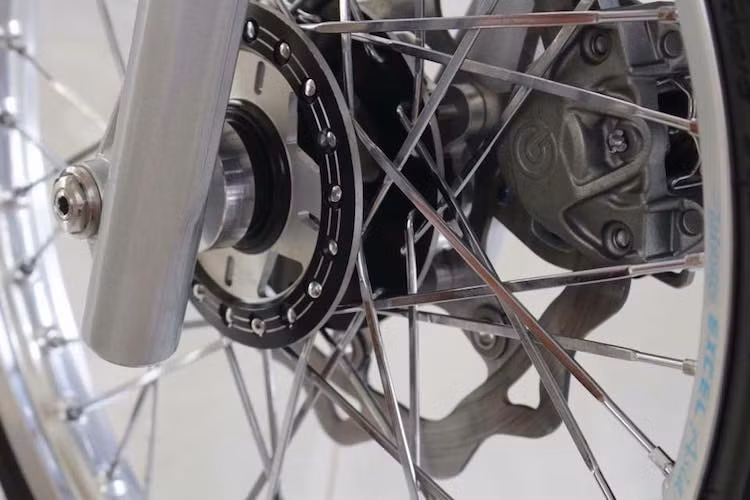 Trong đó, "dàn chân" của chiếc xe đã được chủ nhân chú ý đặc biệt. Ở bánh trước, chủ xe đã trang bị cho Wave 110 bộ moay-ơ CNC đẹp mắt, được bắt với bộ căm dẹp phong cách Thái Lan và nối với vành nhôm Takasago Excel.