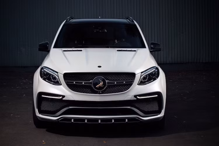 Vốn đã có ngoại hình dữ dằn, tuy nhiên khi lắp gói độ Inferno, sự "nguy hiểm" của GLE 63 AMG còn tăng lên gấp bội với cản trước cùng nắp ca-pô mới với thiết kế "ngầu" hơn.