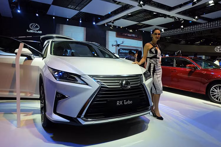 Hiệu ứng này có được nhờ sự phối hợp giữa chất liệu gỗ được chế tác theo họa tiết hình con suốt đặc trưng của Lexus, cùng thiết kế, màu sắc trang nhã và sang trọng theo đúng tôn chỉ Omotenashi của người Nhật.