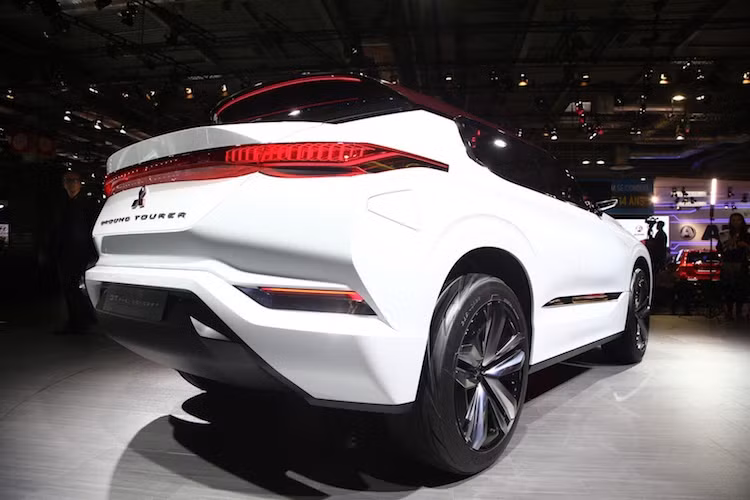 Ở phía sau, GT-PHEV gây ấn tượng về sự hiện đại bởi đèn hậu LED mỏng chạy theo chiều ngang thân xe. Những đường nét góc cạnh ở phía sau tạo dấu ấn Dynamic Shield, mô phỏng cụm lưới tản nhiệt ở phía trước.