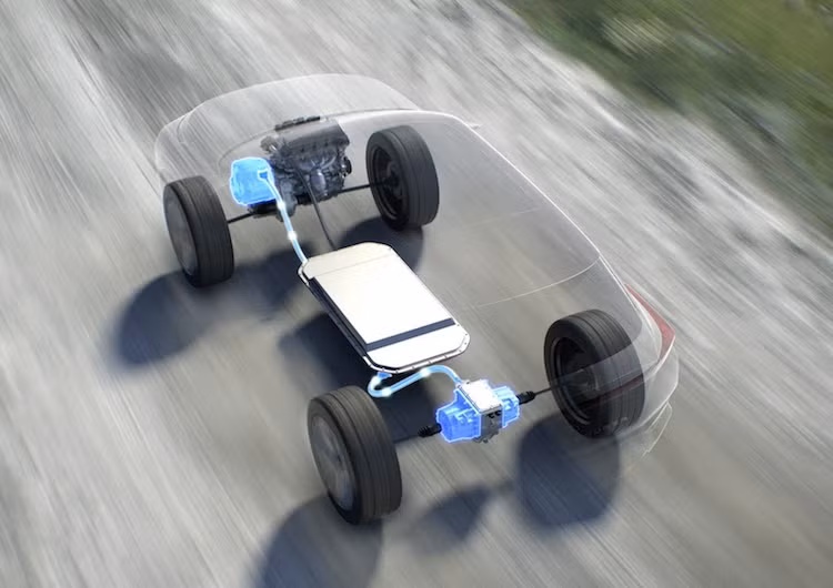 Giống như nhiều mẫu xe ý tưởng khác của Mercedes, GT-PHEV được trang bị hệ động lực hybrid gồm một khối pin 25 kWh đặt dưới sàn xe, 1 mô-tơ điện ở cầu trước, 2 mô-tơ ở cầu sau và động cơ xăng 2.5l đồng thời đóng vai trò là máy phát điện sạc pin.