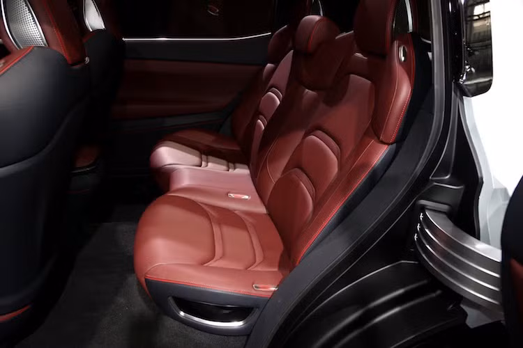 Theo Mitsubishi, hãng đã thiết kế cabin của GT-PHEV hướng tới công thái học, sự tỉ mỉ tới từng chi tiết và các công nghệ hiện để tạo ra sự thoải mái cho những người ngồi trong xe. Mẫu xe concept này cũng có các ghế ngồi bọc da với kiểu dáng khá "thực tế", dễ dàng lên dây chuyền sản xuất hàng loạt.