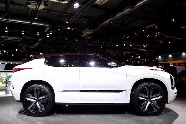 Ở hai bên thân xe, GT-PHEV gây ấn tượng bởi vòm bánh xe cực lớn, khẳng định về "chất" SUV của chiếc xe. Vòm mái của xe có dạng phẳng, trong khi phía sau cột C của xe được làm dốc xuống, khiến cho GT-PHEV trở nên năng động hơn. Tuy nhiên khi được chuyển thể thành Outlander, các cửa kính bên của xe chắc chắn sẽ được làm tăng độ cao để bảo đảm tầm nhìn.