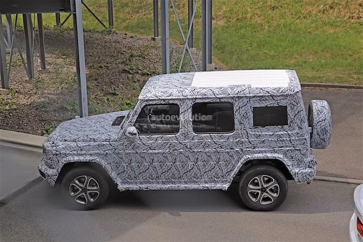 Bên dưới lớp vỏ, G-Class 2018 sẽ có khá nhiều các thay đổi quan trọng. Đầu tiên, chiếc xe sẽ dựa trên nền tảng chassis hoàn toàn mới, giúp trọng lượng được giảm xuống tới gần 200 kg. Cùng với một loạt các phiên bản động cơ hiện tại nhưng đã được cải tiến, G-Class sẽ tiết kiệm nhiên liệu và thân thiện với môi trường hơn.