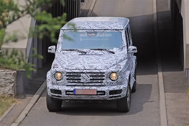 Được ra mắt lần đầu từ năm 1979, tới nay dòng xe địa hình G-Class vẫn tiếp tục được Mercedes sản xuất và nâng cấp. Mới đây nhất, phiên bản Mercedes G-Class 2018 thử nghiệm cũng vừa bị các "tay săn ảnh" bắt gặp tại châu Âu.