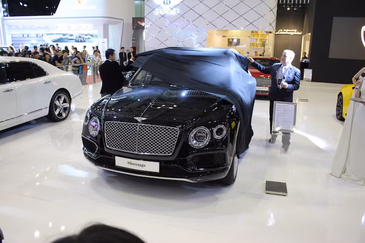 Hiện nay, số lượng những chiếc SUV Bentley Bentayga siêu sang, mạnh nhất Thế giới tại Việt Nam vẫn còn rất ít, và gần như tất cả chúng đều được nhập khẩu bởi các showroom tư nhân. Vừa qua tại triển lãm VIMS 2016, Bentley Việt Nam mới chính thức ra mắt và phân phối chính hãng mẫu siêu SUV này tới các "đại gia" Việt.