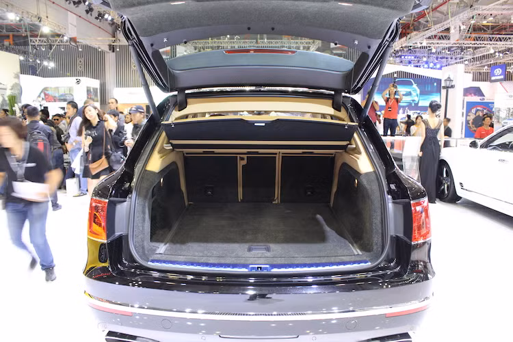Ở phía sau, khoang hành lý của Bentayga có thể tích lớn tới 430 lít - thấp hơn một chút so với đối thủ Range Rover (550 lít). Nếu như đặt lựa chọn ghế sau 3 người ngồi, khoang hành lý của Bentayga có thể được mở rộng bằng cách gập lưng ghế.