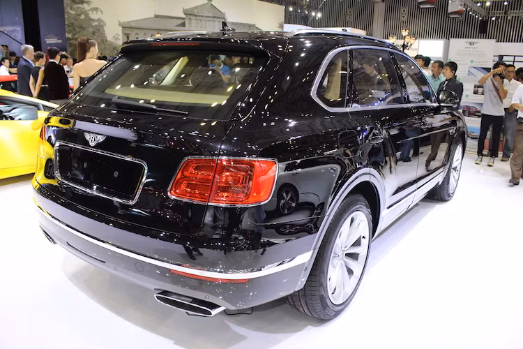 Đuôi xe sở hữu thiết kế không có điểm chung với bất kỳ chiếc Bentley nào với một gờ nổi dưới cửa kính "giả" cánh đuôi, hai bên là cặp đèn hậu công nghệ LED. Cản sau được nẹp chrome chạy từ hai bên thân xe. Chụp ống xả hình elip là một đặc trưng của những chiếc Bentley với động cơ W12.