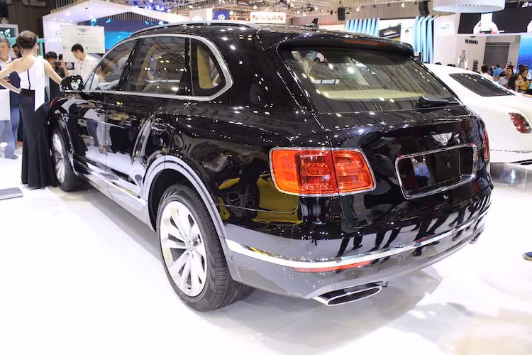 Bentayga cũng đã dược Bentley trang bị cho khá nhiều các hệ thống hỗ trợ gia tăng trải nghiệm sau tay láy như trợ lực lái điện tử (Electric Power-Assisted Steering - EPAS), hỗ trợ đổ dốc Hlii Descent Control, hệ thống treo khí nén Multi-mode 4 chế độ. Chế độ lái Dynamics mode và tùy chọn Responsive Off-road settings của Bentley mang đến khả năng điều khiển xe tốt nhất cả trên đường đô thị, thành phố hay đường dã ngoại.