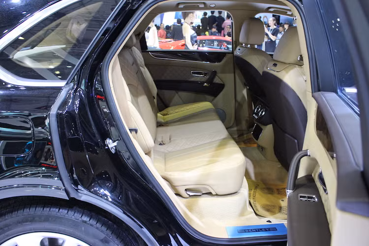 Trong khi đó, hàng ghế sau của chiếc xe cũng có khả năng điều chỉnh tới 18 hướng. Mọi ghế ngồi đều được bọc trong loại da cao cấp nhất với logo thêu ở lưng ghế và các bề mặt chần chỉ vân con thoi. Xe được thiết kế cửa sổ trời panorama với khả năng tự đổi màu và đóng lại khi trời nắng. Khách hàng có thể tùy chọn cấu hình xe gồm 4 hoặc 5 chỗ ngồi.