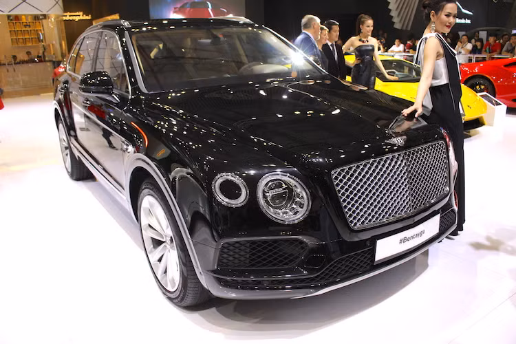 Bentley Bentayga là "chiếc SUV nhanh nhất, mạnh nhất và độc đáo nhất trên Thế giới". Chiếc xe đã tiếp nối "tinh thần" của mẫu concept EXP 9 F nhưng được thiết kế lại hoàn toàn, ưa nhìn hơn và mềm mại hơn.Tên gọi Bentayga của xe lấy cảm hứng từ khu rừng tuyết Taiga ở Bắc bán cầu và Roque Bentayga, một đỉnh núi thuộc quần đảo Canary.