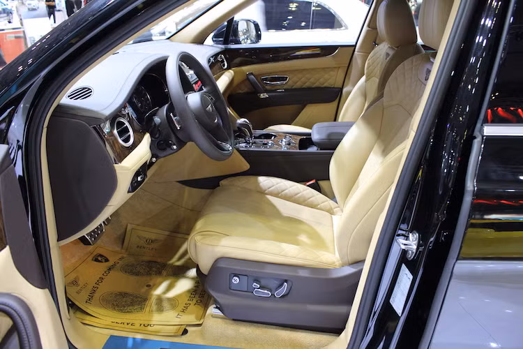 Cách bố trí nội thất của Bentayga khiến mọi người gợi nhớ về Continental GT, với bảng điều khiển trung tâm chia tách táp-lô thành 2 phần. Khách hàng có thể lựa chọn 1 trong 3 hệ thống âm thanh, đó là Bentley Standard Audio (bản tiêu chuẩn), Bentley Signature Audio (bản Signature) hay Naim for Bentley Premium Audio (bản loa Naim) 18 loa, công suất 1950W.