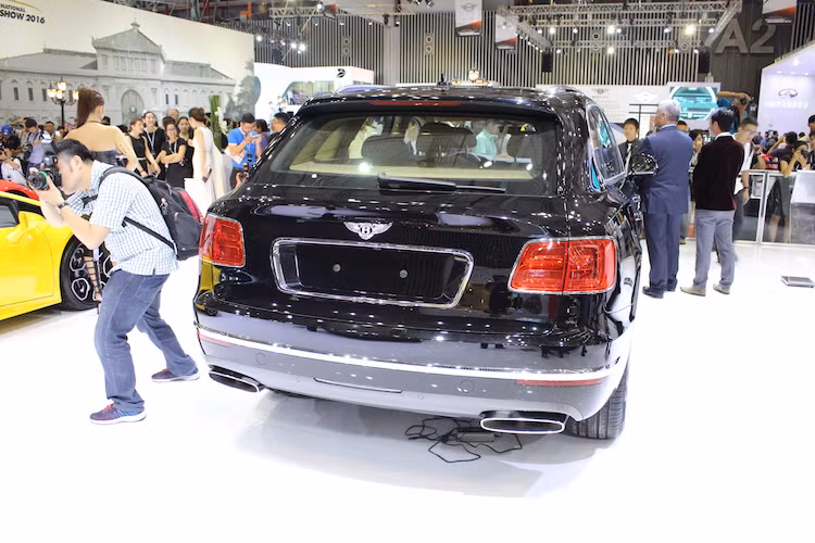 Tại Anh, một chiếc Bentley Bentayga phiên bản cơ bản có giá lên tới 230.000 USD. Tuy nhiên do có động cơ lên tới 6.0l, giá của mỗi chiếc Bentayga có thể đắt gấp 4 khi về tới thị trường Việt Nam do nó phải chịu mức thuế TTĐB lên tới 130%. Giá bán của Bentayga chính hãng tại Việt Nam không được công bố nhưng chắc chắn nó sẽ có giá hơn 20 tỷ đồng.