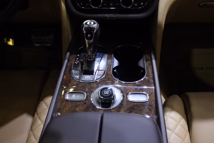 Nằm ở vị trí bệ trung tâm của Bentayga là cụm nút điều khiển hệ thống dẫn động 4 bánh cùng các chế độ offroad khác nhau (tổng cộng 8 chế độ). Hàng ghế trước có thể chỉnh điện 22 hướng, có đầy đủ hệ thống sưởi, quạt gió và massage 6 chế độ. Gỗ ốp buồng lái của Bentayga được chế tác tỉ mỉ từ 15 miếng gỗ, và được thực hiện một cách tinh tế qua bàn tay các nghệ nhân hàng đầu của Bentley.