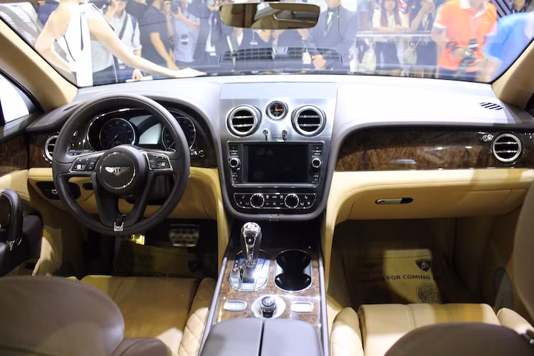 Đúng theo tiêu chuẩn "siêu sang" của thương hiệu Bentley, hàng ghế trước của xe có thể chỉnh điện 22 hướng, đồng thời được tích hợp sẵn các tính năng như; sưởi, quạt gió và massage... Hệ thống thông tin giải trí của Bentayga có màn hình 8 inch, ổ cứng 60GB kèm theo đầy đủ các kết nối mới nhất