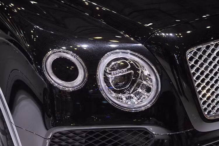 "Chất" Bentley được thể hiện ngay từ phần đầu của Bentayga, với cụm đèn pha tròn kép, lưới tản nhiệt cực lớn và cản trước được thiết kế tương tự các dòng Bentley Continental GT danh tiếng. Một điểm đặc biệt của chiếc xe đó là ẩn phía sau phần nắp hình tròn chính giữa đèn demi LED, Bentley đã trang bị cho Bentayga hệ thống vòi xịt rửa đèn pha.