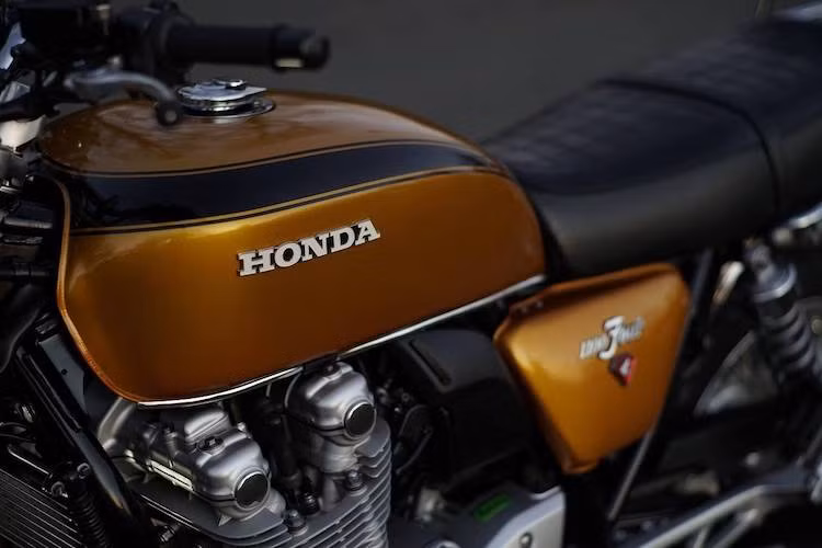 Để giúp CB1100EX trở thành một "bản sao" hoàn hảo của CB750 K0, bình xăng và cặp ốp hai bên thân của chiếc xe cũng đã được thay thế hoàn toàn, với thiết kế gần như y hệt chiếc môtô huyền thoại của Honda và sơn màu cam ánh kim "Sunrise Orange Metalflake" cùng 2 vạch kẻ màu đen trên bình xăng.