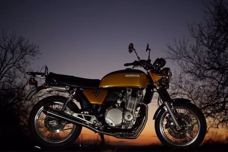 Sau khi được hãng độ Whitehouse tới từ Nhật "mông má" lại, chiếc Honda CB1100EX đời 2010 vốn đã có kiểu dáng hoài cổ lại càng trở nên giống chiếc xe huyền thoại CB750 K0 trong quá khứ.