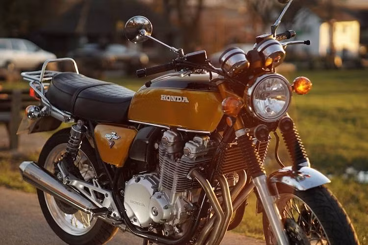 CB1100EX vốn đã sở hữu kiểu dáng hoài cổ, nhưng không ít người chơi xe vẫn có nhu cầu biến chiếc xe trở thành một chiếc CB750 K0 "tái sinh" trong Thế kỷ 21. Để phục vụ cho nhóm khách hàng không nhỏ này, xưởng độ xe hoài cổ Whitehouse tại Nhật Bản đã tạo ra một gói "hạ cấp" đặc biệt, khiến kiểu dáng của CB1100EX gần như giống y hệt CB750 K0 năm nào.