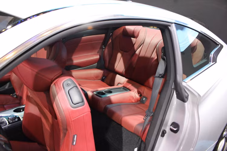 Giống nhiều mẫu coupe du lịch sang trọng khác, Q60 cũng có hàng ghế sau khá nhỏ, chỉ phù hợp với trẻ em. Để bước vào hàng ghế sau, hàng khách cũng buộc phải gập lưng ghế trước lại.