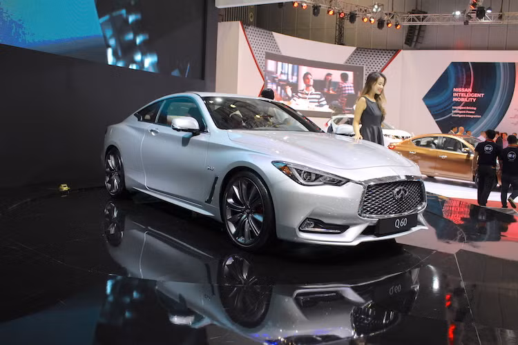 Trên Thế giới, Q60 Coupe cũng là một dòng xe rất mới khi chỉ vừa ra mắt lần đầu tại triển lãm ôtô Bắc Mỹ 2016 vào tháng 1. Được coi là phiên bản coupe của dòng sedan Q50, Infiniti đã "gợi ý" về Q60 qua phiên bản ý tưởng Q60 Coupe Concept vào năm ngoái.