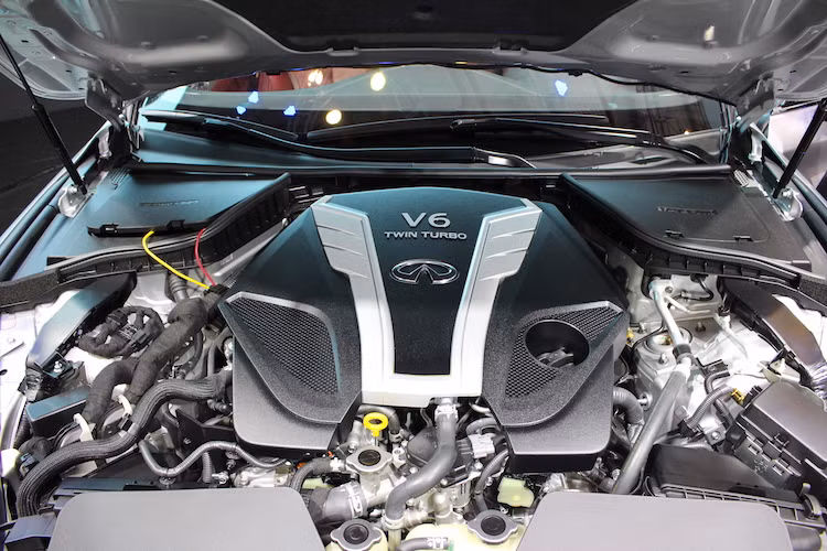 Infiniti Q60 Sport sử dụng động cơ V6 3.0L Twin-Turbo mới, có tên mã “VR30DDTT” trong nhóm động cơ “VR” cùng họ với siêu xe "đình đám" GT-R R35, thay thế cho họ “VQ” đã nhận được nhiều danh hiệu khi bắt đầu trang bị trên xe Infiniti từ năm 1994. Động cơ này có công suất 400 mã lực và mô-men xoắn 475Nm, giúp xe tăng tốc từ 0-100 km/h trong 5 giây và tốc độ tối đa 250 km/h.