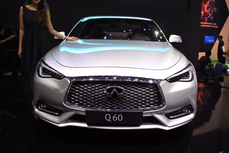 So với phiên bản concept cách đây 1 năm, Q60 bản thương mại có rất ít chi tiết thay đổi; chiếc xe vẫn sở hữu thiết kế thể thao và đầy hấp dẫn. Nổi bật ở phía trước là lưới tản nhiệt đặc trưng của Infiniti và cặp đèn pha LED rất "có hồn", do hãng xe sang Nhật đã sử dụng công nghệ dẫn ánh sáng Light Guide với cảm hứng lấy từ mi mắt của người.