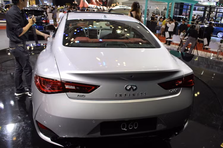 Phiên bản Infiniti Q60 Sport đang được trưng bày tại triển lãm VIMS 2016 có giá lên tới 3,8 tỷ đồng. Theo đại diện của Infiniti Việt Nam, phải tới năm sau mẫu xe này mới được phân phối chính thức ở nước ta.