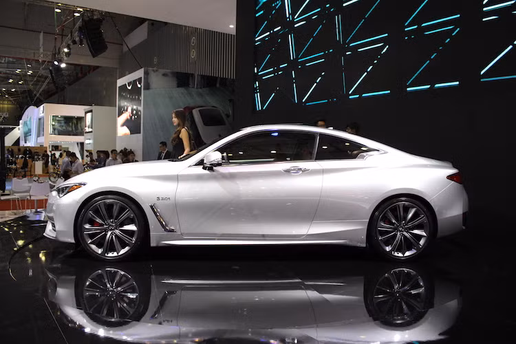 Ở hai bên thân xe, Q60 sở hữu "phom" thân xe đầy "thuôn mượt" với vòm mui cong mềm mại về phía sau cùng các đường nét nổi trên thân xe đầy hấp dẫn, giúp chiếc xe chỉ đạt hệ số cản khí động học 0.28. Một điểm nhấn đặc biệt khác của Q60 đó là ô cửa kính sau với thiết kế gấp khúc độc đáo ở đoạn cuối.