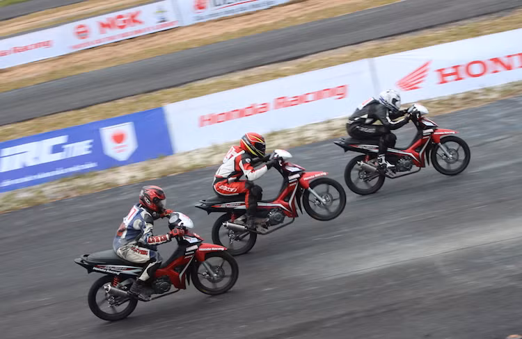 Ở hạng đua Blade 110, 12 tay đua sẽ cùng lúc tham gia thi đấu. Trong giải đua ngày 29/10, Blade 110 đã trở thành hạng đua kịch tính nhất. Ngay ở vòng khởi động, một tay đua đã phải bỏ cuộc dù không có thiệt hại về người do xuất phát lỗi và tự ngã.