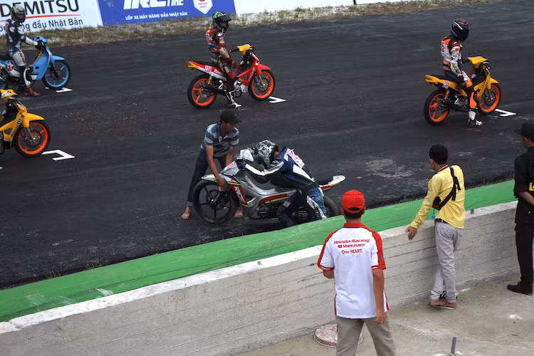 Bắt đầu từ thể thức này, ưu thế trên đường đua đã không chỉ phụ thuộc vào trình độ của các tay đua, mà còn của cả những chiếc xe đấu. Ngay sau vòng khởi động, một chiếc xe đua đã gặp trục trặc, tưởng chừng như không thể thi đấu.