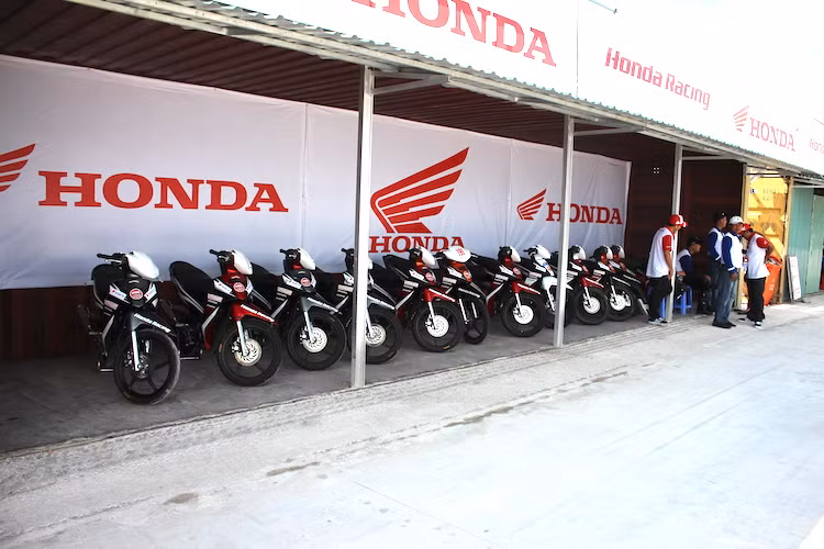 Các tay đua thi đấu ở thể thức Blade 110 cc sử dụng những chiếc Blade do Honda chuẩn bị sẵn với cấu hình giống y hệt nhau, chỉ được thay đổi một số chi tiết so với xe thương mại như đầu đèn bịt kín, pô độ, tháo dè...