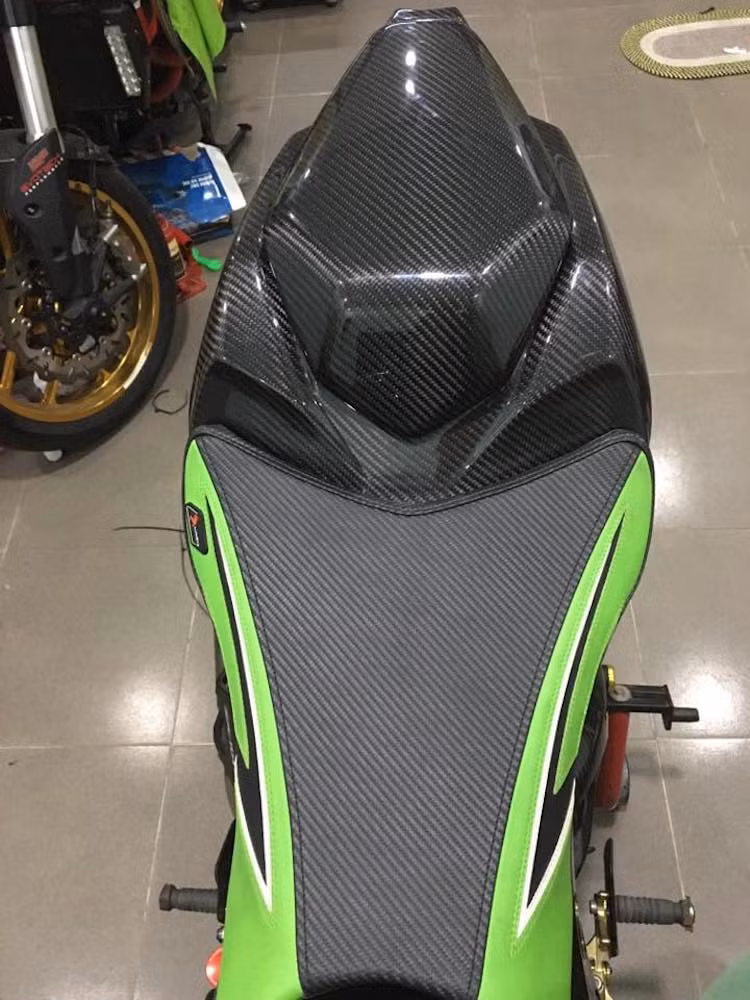 Bộ yên nguyên bản của ZX-10R cũng được thay mới với bề mặt giả vân carbon đặc biệt, chống trơn trượt. Trong khi đó, yên cho người ngồi sau cũng đã bị loại bỏ, thay vào đó là tấm che solo cũng được làm từ sợi carbon.