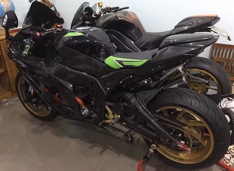 Bộ gắp nguyên bản của chiếc ZX-10R được ốp carbon, trong khi "dàn chân" của xe cũng cực kỳ đẳng cấp với cặp mâm Marchesini Genesi M7RS đi kèm với lốp Michelin Pilot Road 4 đem tới độ bám ổn định trong mọi thời tiết.