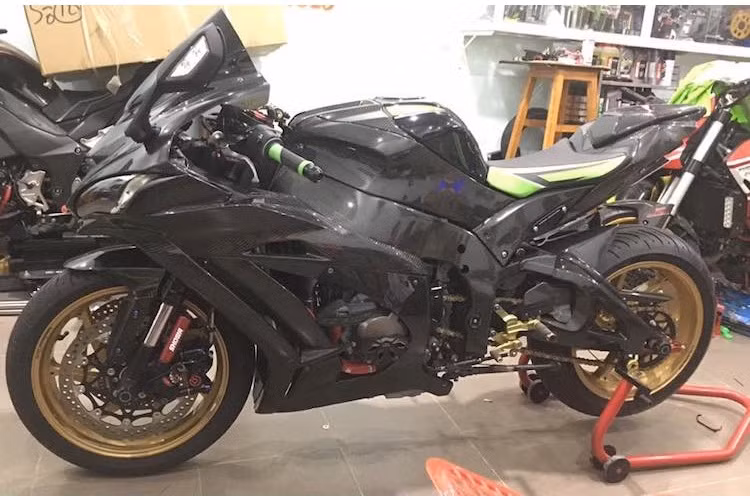 Kể từ khi ra mắt chính thức tại triển lãm xe máy Việt Nam hồi tháng 4/2016, Kawasaki Ninja ZX-10R 2016 đã được nhiều biker Việt lựa chọn do sở hữu động cơ mạnh nhất phân khúc và được phân phối chính hãng với giá hợp lý. Tuy nhiên chưa hài lòng với chiếc xe nguyên bản, nhiều người đã tiếp tục "mạnh tay" độ lại ZX-10R 2016.