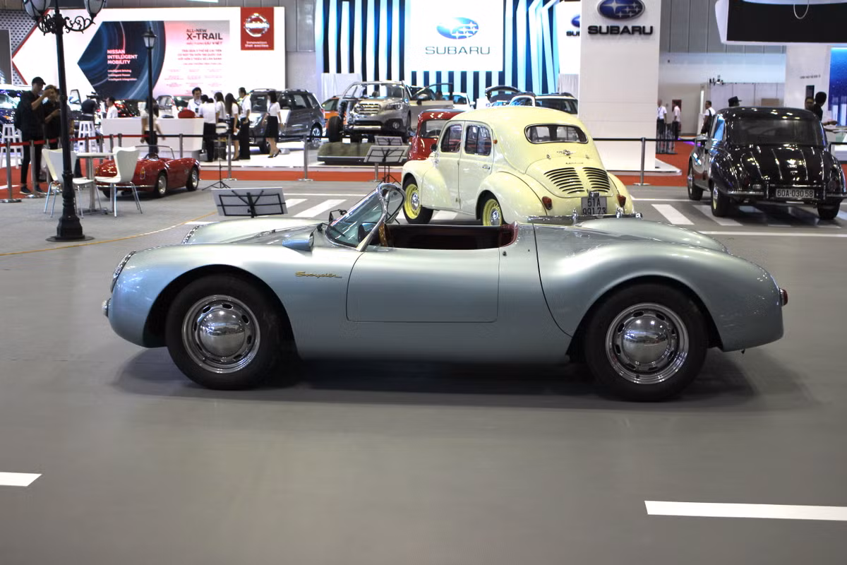 3 phiên bản thử nghiệm đầu tiên của 550 Spyder có kiểu dáng coupe với mui cứng có thể tháo rời. Chiếc 550 Spyder mui trần đầu tiên xuất hiện tại giải Nurburgring Eifel Race và đã ngay lập tức chiến thắng. Trong những năm sau đó, Porsche đã sản xuất tổng cộng 90 chiếc 550 Spyder, tất cả đều luôn nằm trong top 3 xe về nhất tại mọi cuộc đua mà chúng tham gia.