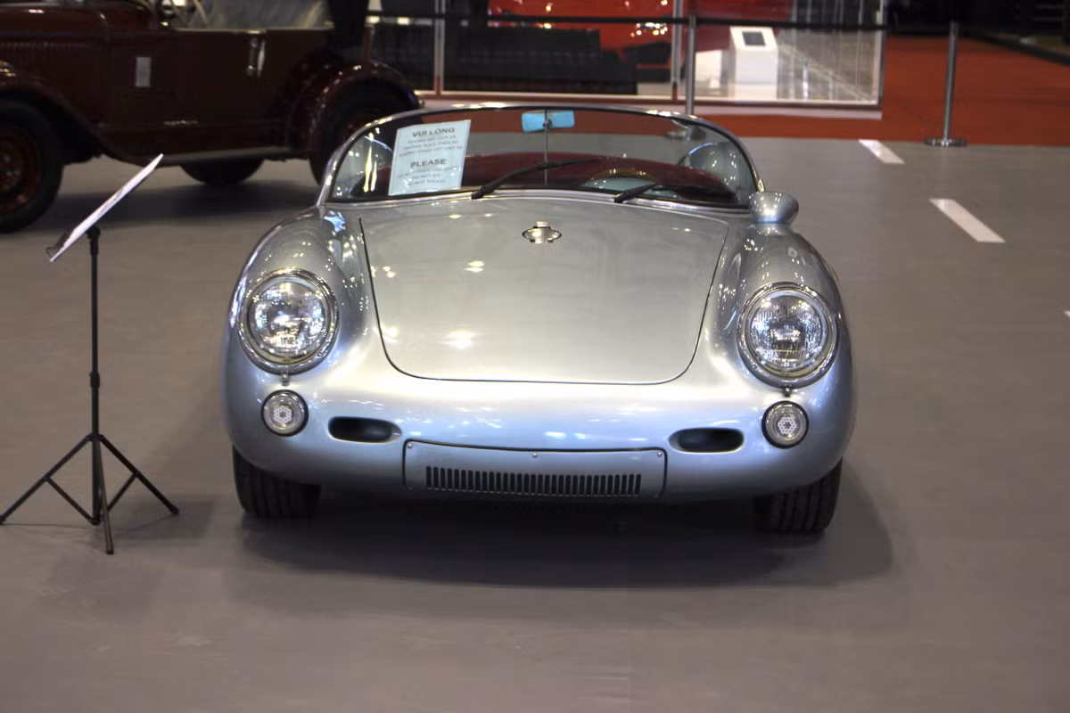 Được sản xuất từ năm 1953 tới 1956, tuy nhiên lịch sử của 550 Spyder lại bắt đàu từ năm 1951. Được lấy cảm hứng từ dòng Porsche 356 do chính Ferry Porsche - người sáng lập ra Porsche thiết kế cùng một số mẫu xe đua của tay dua Walter Glockler, Porsche 550 Spyder xuất hiện lần đầu tại triển lãm Paris năm 1953.